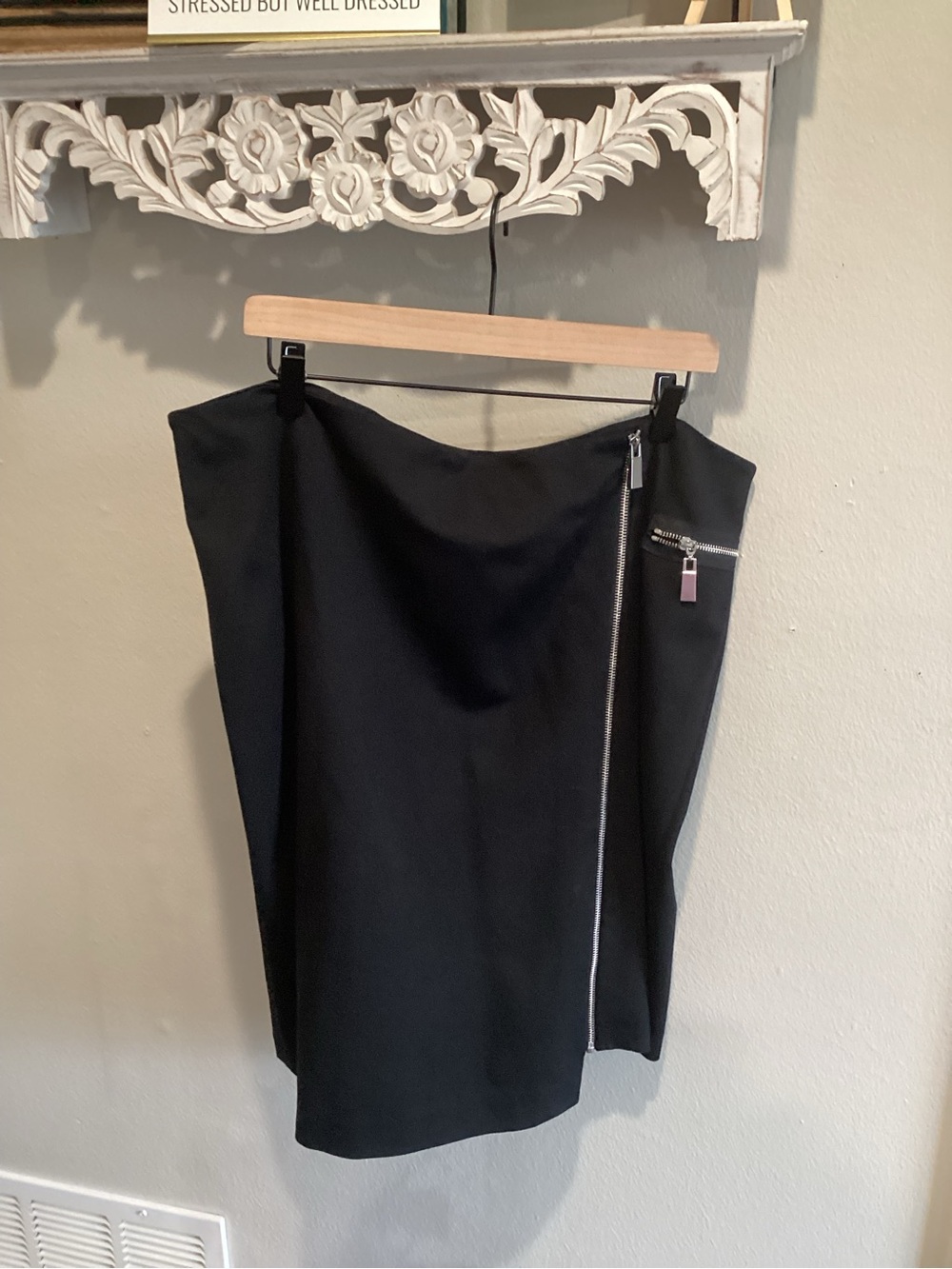 EUC - Vince Camuto - Black Zip-Accent Women’s Skirt